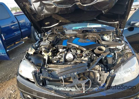 2010 Mercedes-Benz C 300 z USA, uszkodzony, nr VIN WDDGF5EB1AR119649